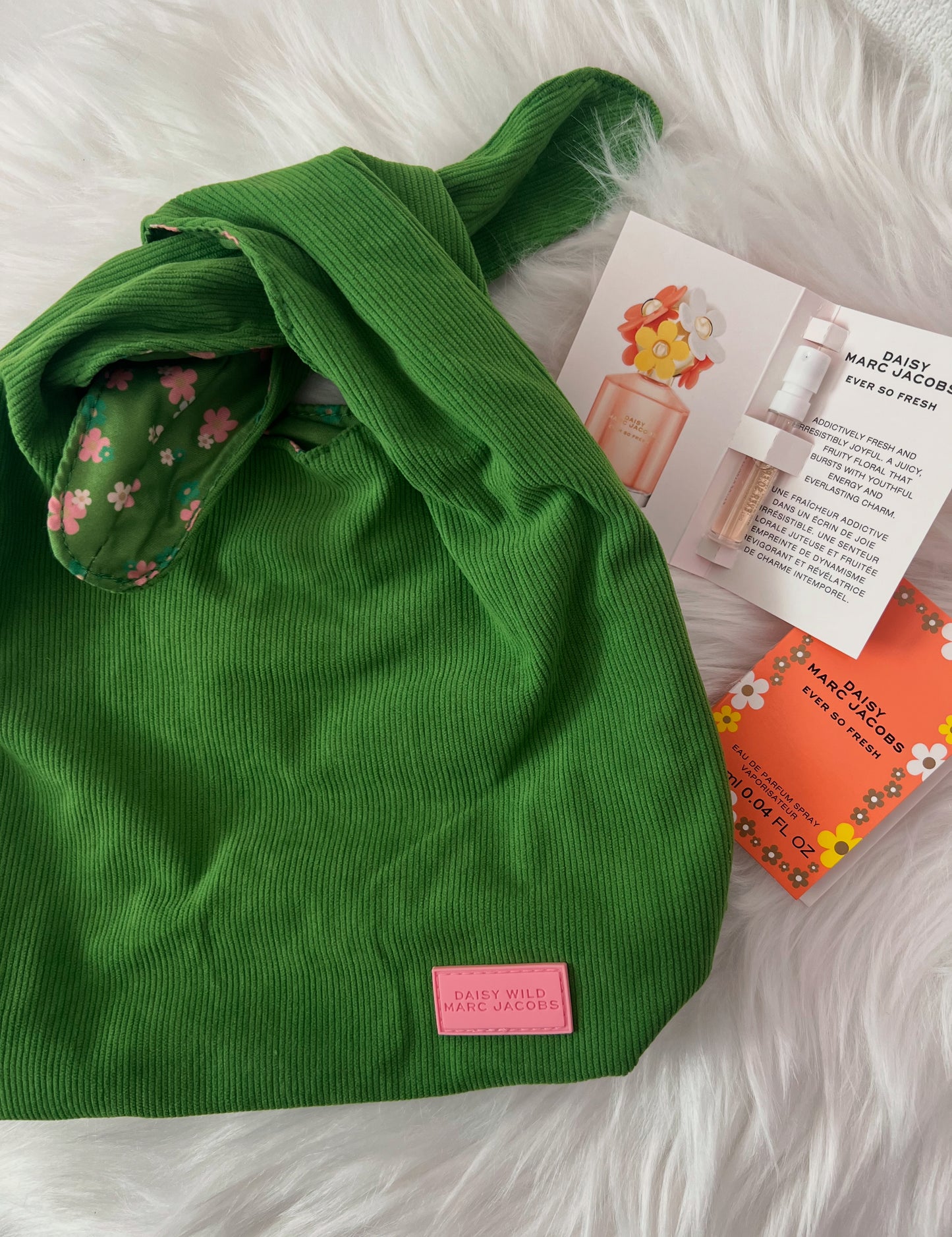 Marc Jacobs Bag + Sampler Perfume (2pcs)